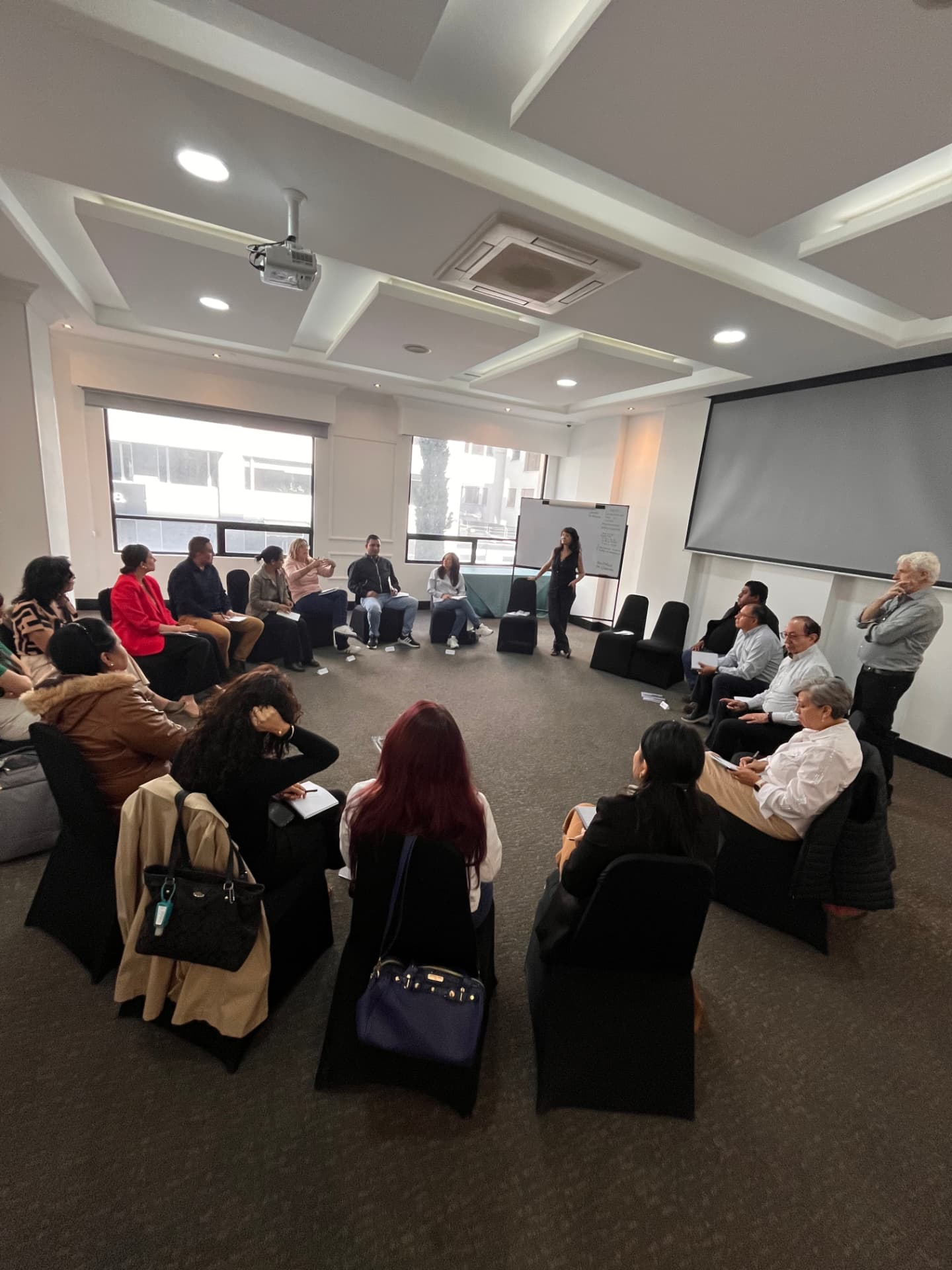 Equipo en círculo durante una conversación facilitada