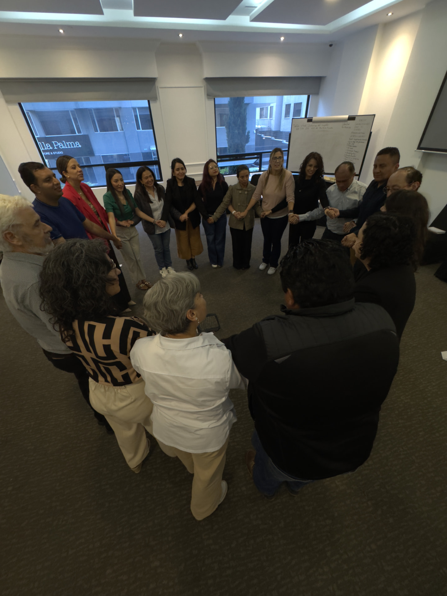 Participantes del taller en círculo durante una dinámica facilitada