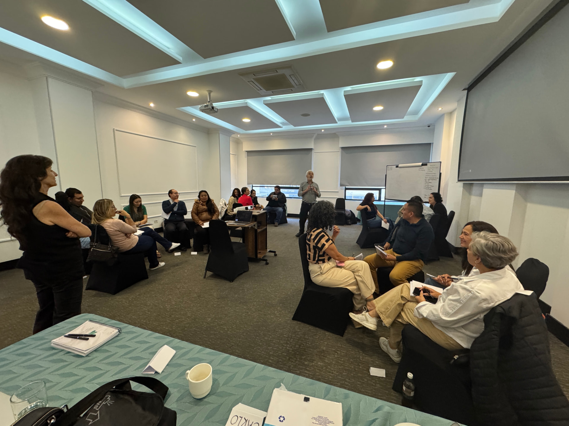 Sala del taller con participantes trabajando