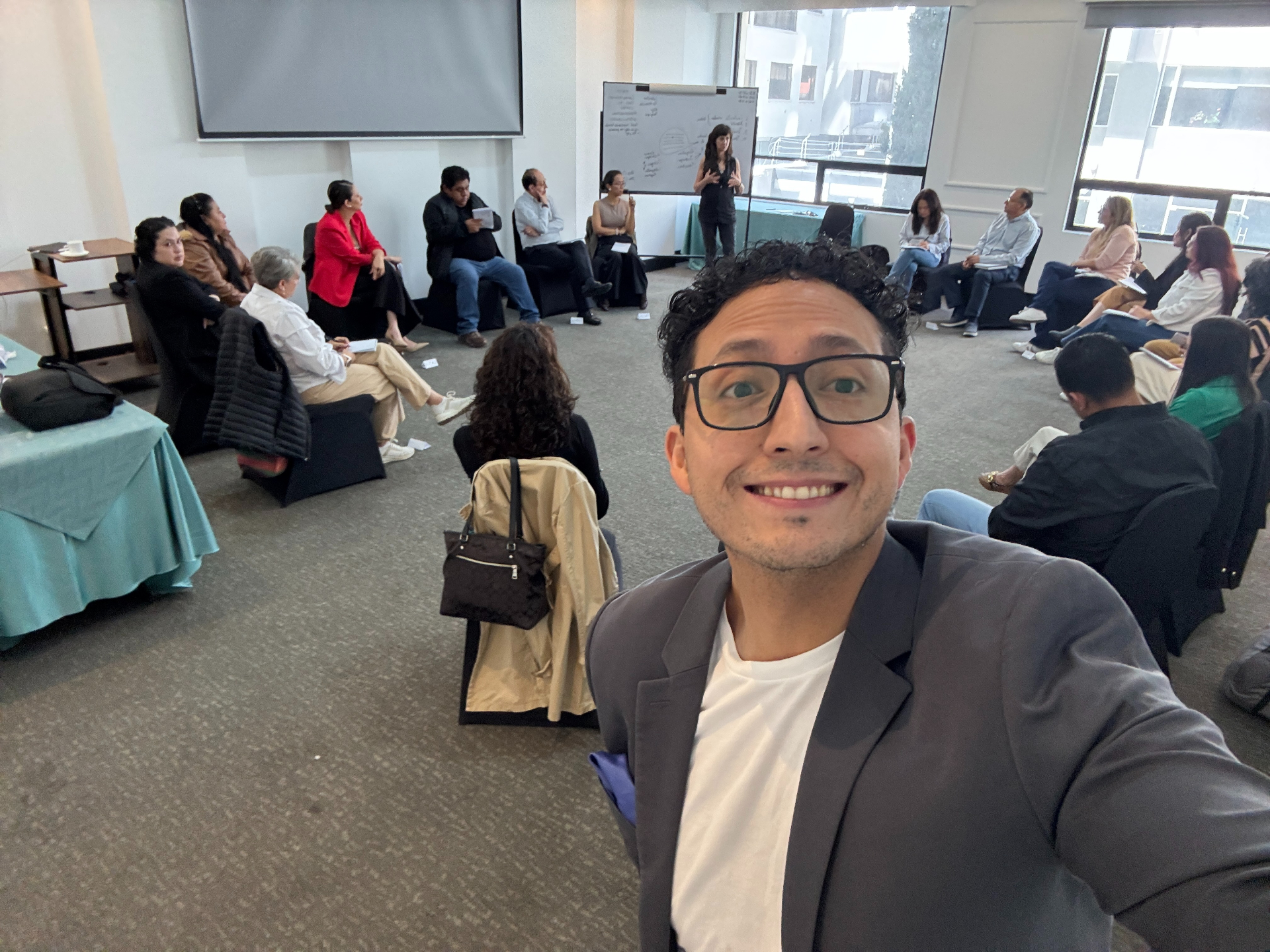 Sesión de Expert Feedback con facilitación en grupo grande