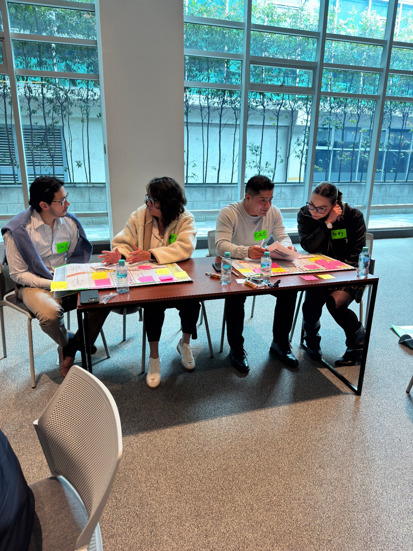 Equipo conversando en mesa durante el taller Expert Feedback